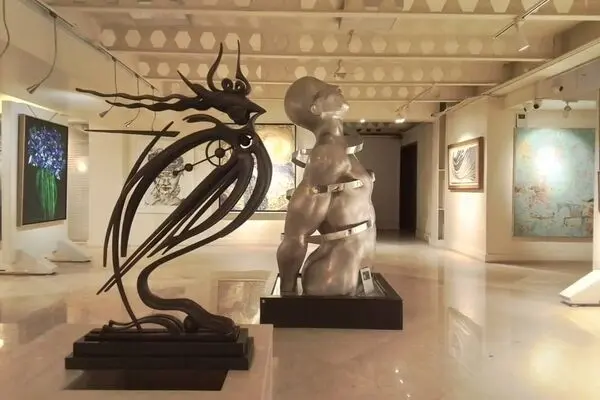 Explore the Raha Gallery Collection / Photos