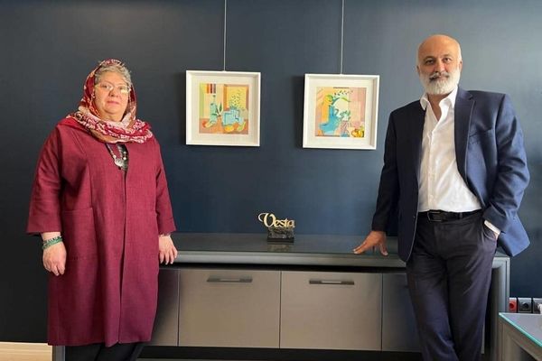 Hamidreza Shafiei on the Play of Form and Color in the Works of Farahnaz Hamedanizadeh