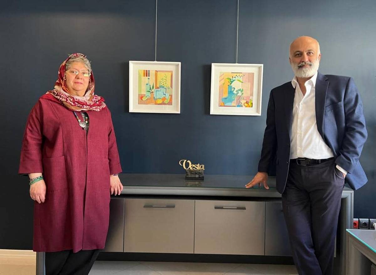 Hamidreza Shafiei on the Play of Form and Color in the Works of Farahnaz Hamedanizadeh