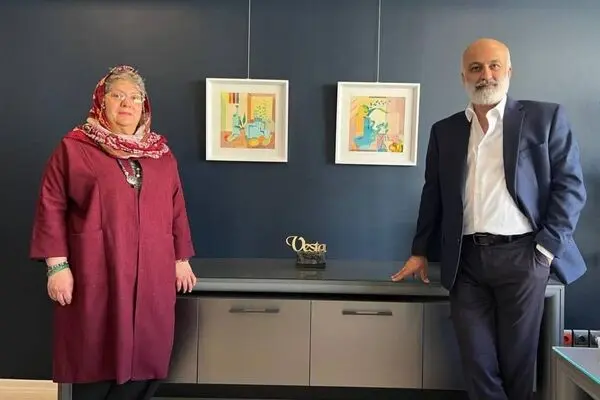 Hamidreza Shafiei on the Play of Form and Color in the Works of Farahnaz Hamedanizadeh