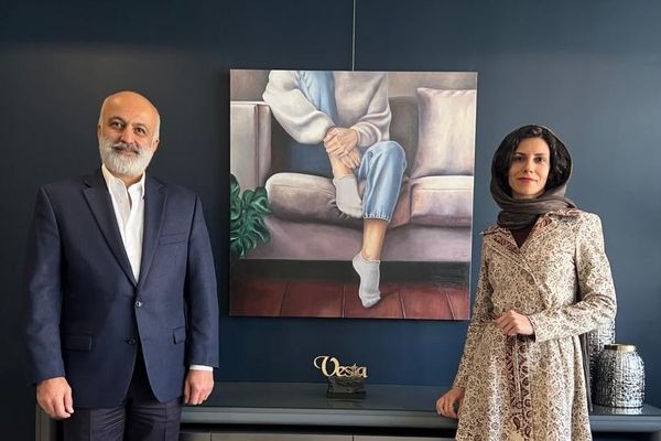 Hamidreza Shafiei, Critical and Feminine Painting by Maryam Darvish