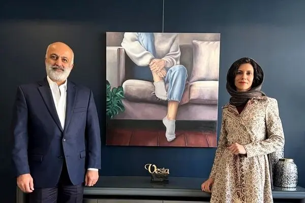 Hamidreza Shafiei, Critical and Feminine Painting by Maryam Darvish