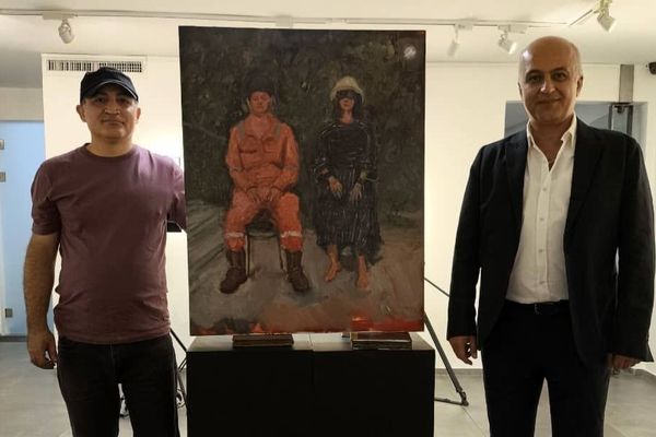 Hamidreza Shafiei Discusses the Paintings Created by Azim Morakabatchi in Front of Crowds