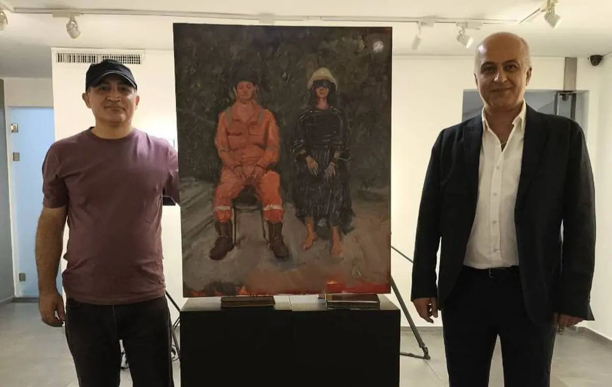 Hamidreza Shafiei Discusses the Paintings Created by Azim Morakabatchi in Front of Crowds