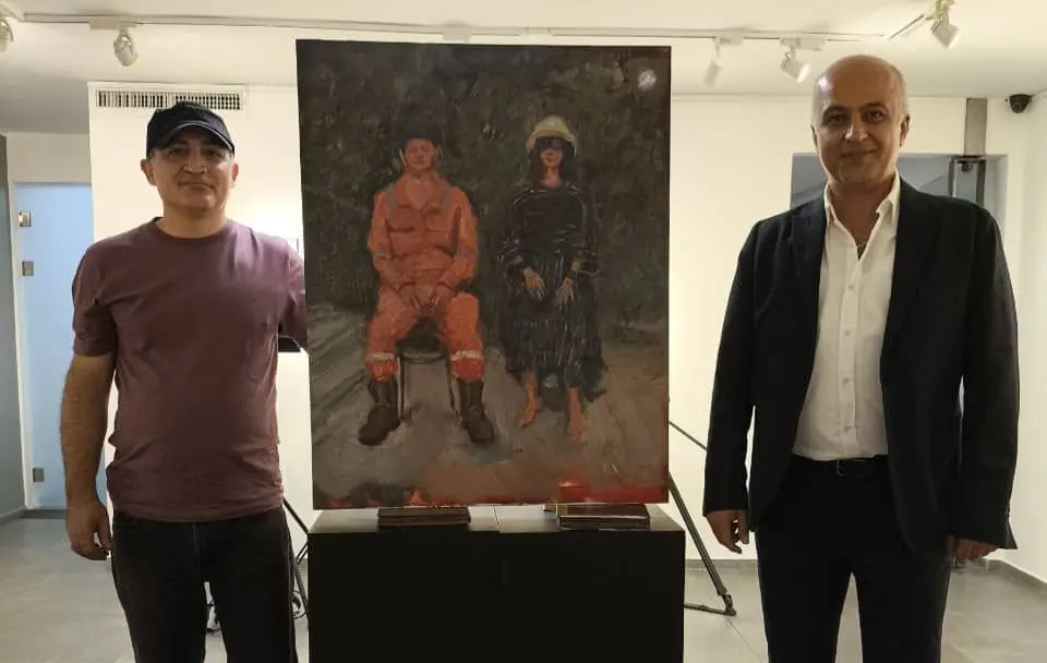 Hamidreza Shafiei Discusses the Paintings Created by Azim Morakabatchi in Front of Crowds