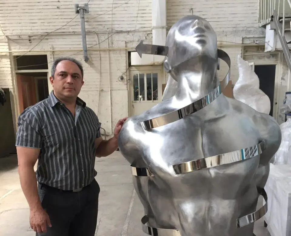 Masoud Akhavan Jam’s Maturity in the Raha Gallery Collection | A Sculpture About “Becoming”