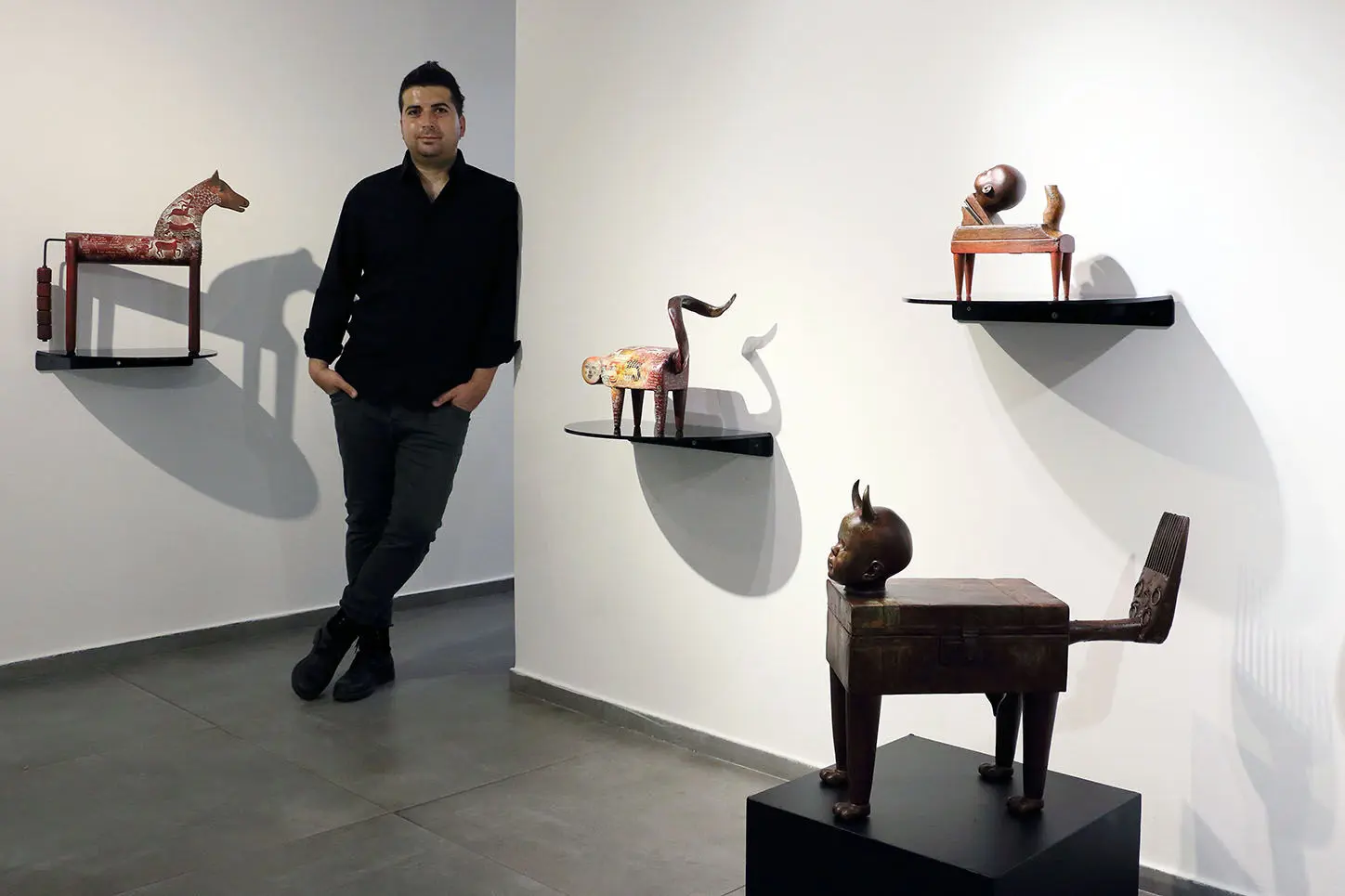 Ahad Ghadiri at Mojdeh Gallery: Sculptures Moving Between Myth, Everyday Life, and the Language of Painting / An Environmental Reading