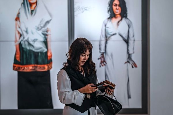 Photos / The Questioning Women of Afshin Pirhashemi at Boom Gallery