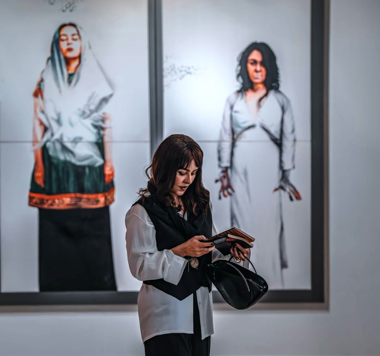 Photos / The Questioning Women of Afshin Pirhashemi at Boom Gallery