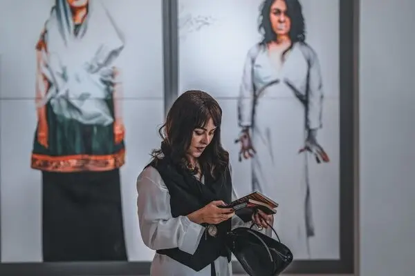 Photos / The Questioning Women of Afshin Pirhashemi at Boom Gallery